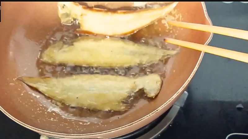 cach-chien-kho-ca-luoi-trau-vang-gion-ngon-hao-com