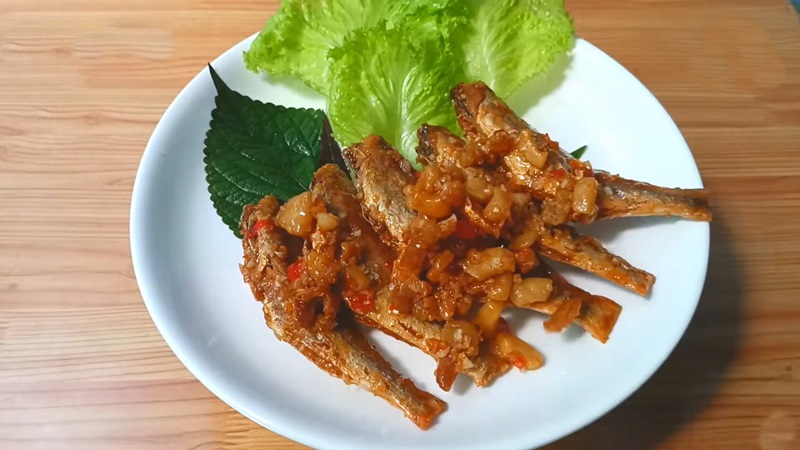 cach-lam-mon-kho-ca-du-rim-nuoc-mam-toi-ot-don-gian