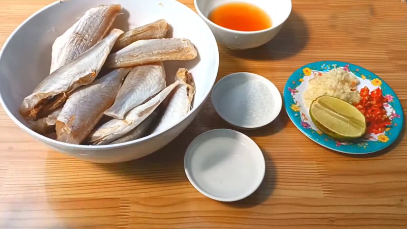 cach-lam-mon-kho-ca-du-rim-nuoc-mam-toi-ot-don-gian