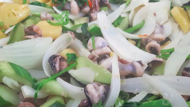 cach-lam-ve-muc-xao-chua-ngot-khong-bi-tanh-thom-ngon