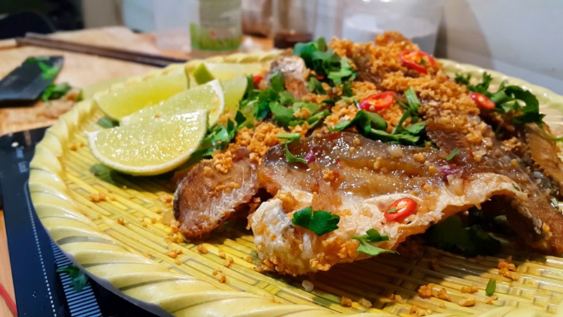 Cách làm khô cá đù cháy tỏi giòn ngon, hấp dẫn