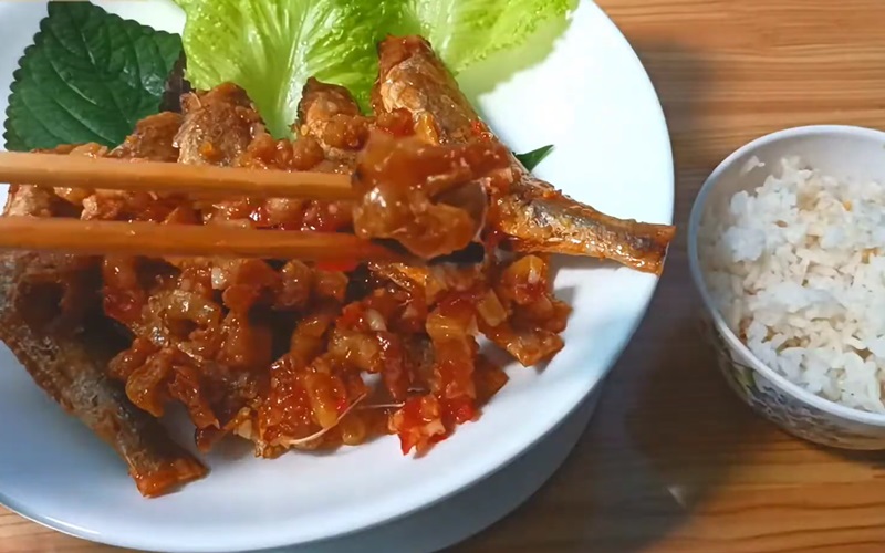 cach-lam-mon-kho-ca-du-rim-nuoc-mam-toi-ot-don-gian