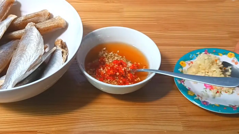 cach-lam-mon-kho-ca-du-rim-nuoc-mam-toi-ot-don-gian