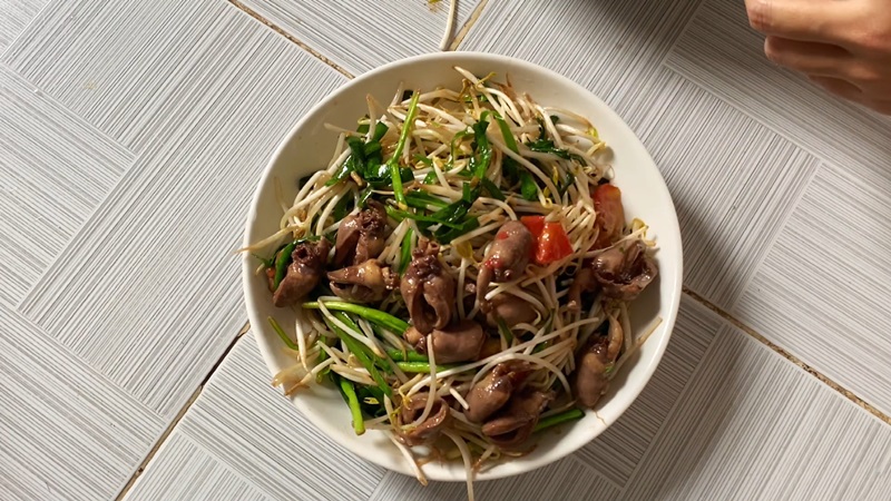 Cách làm tim gà xào giá hẹ mềm ngon không hôi