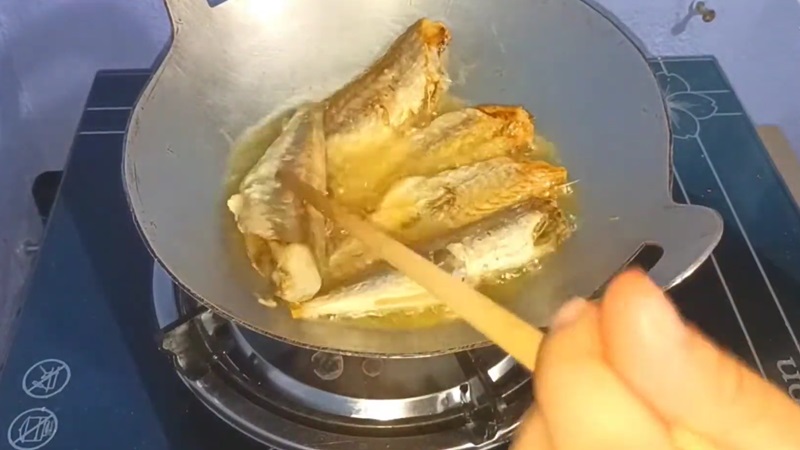 cach-lam-mon-kho-ca-du-rim-nuoc-mam-toi-ot-don-gian