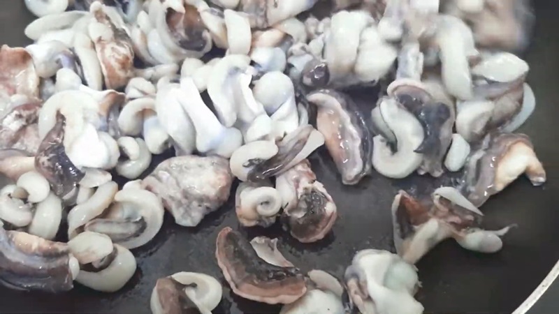 cach-lam-ve-muc-xao-chua-ngot-khong-bi-tanh-thom-ngon