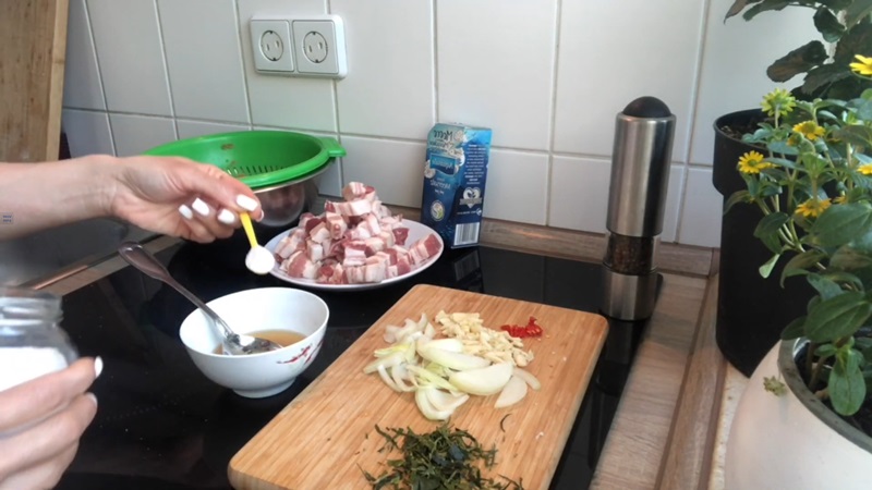 cach-lam-thit-ba-chi-xao-ruoc-kho-thom-ngon-kho-cuong