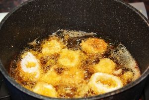 5 CÁCH HẠN CHẾ BỊ BẮN DẦU KHI NẤU ĂN